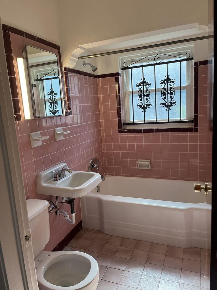 Baño vintage con azulejos rosas
